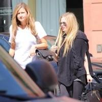 Avril Lavigne after getting her nails done at a salon | Picture 89928